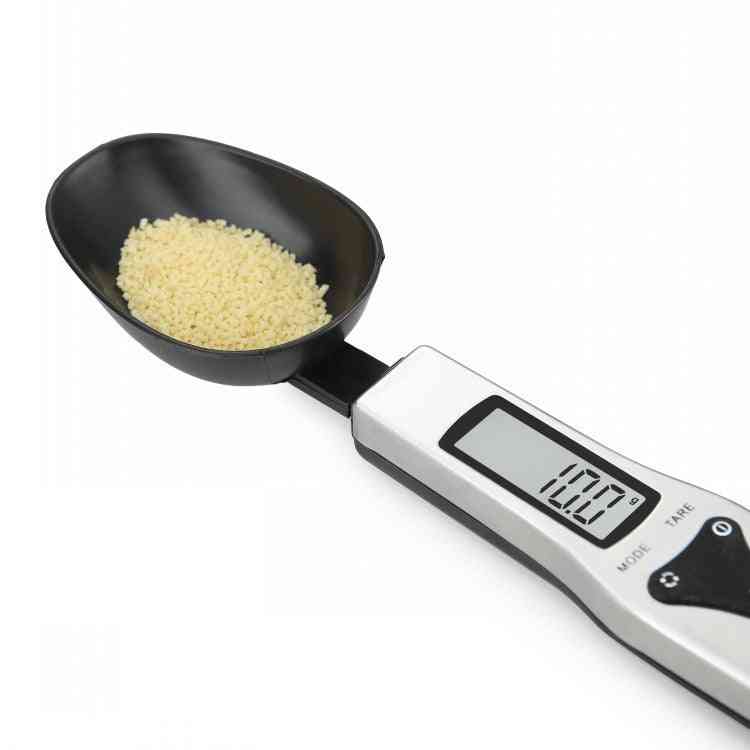 Smart measuring spoon with digital display and black scoop for precise ingredient measurement